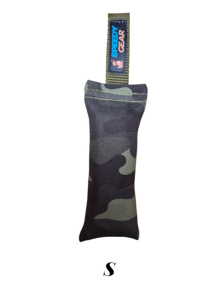gourmetpfoten.de SPEEDY GEAR Beißwurst in Camouflage-Optik mit robuster Schlaufe für Zerrspiele mit Hunden