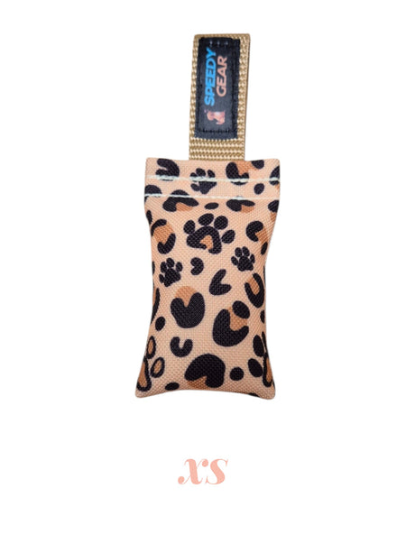 gourmetpfoten.de SPEEDY GEAR Beißwurst für Hunde im Leoparden-Look mit Pfotenabdrücken und robuster Trageschlaufe