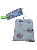 gourmetpfoten.de Leckerlitasche mit Faultier-Motiv, graue Stofftasche mit grünem Innenfutter und Karabinerhaken