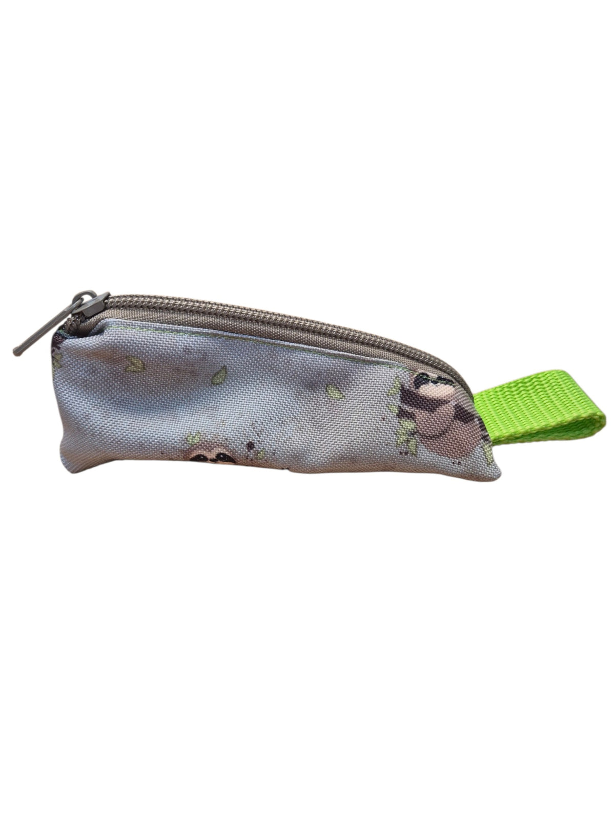 gourmetpfoten.de kleine graue Leckerlitasche mit Faultier-Motiv, Reißverschluss und grüner Schlaufe für unterwegs