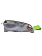 gourmetpfoten.de kleine graue Leckerlitasche mit Faultier-Motiv, Reißverschluss und grüner Schlaufe für unterwegs