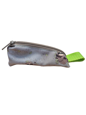 gourmetpfoten.de kleine graue Leckerlitasche mit Faultier-Motiv, Reißverschluss und grüner Schlaufe für unterwegs