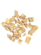 Gefriergetrocknete Fleischwürfel von gourmetpfoten.de als natürlicher Snack für Hunde in hellbrauner Farbe