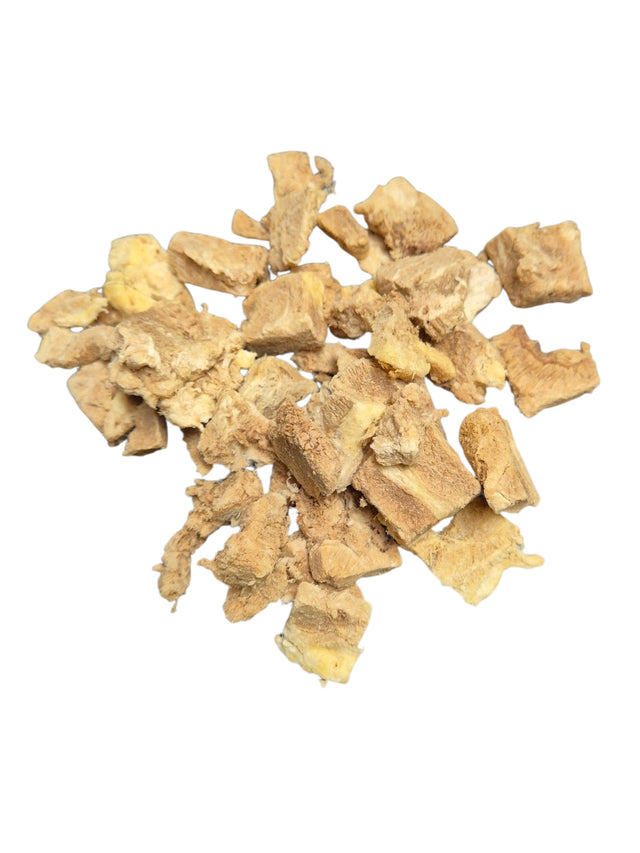 gourmetpfoten.de gefriergetrocknete Ingwerwürfel als natürlicher Snack für Hunde auf weißem Hintergrund