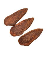 Drei getrocknete, braune Fleischstreifen von gourmetpfoten.de als gesunder Kausnack für Hunde.