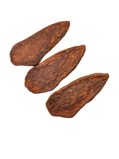 Drei getrocknete, braune Fleischstreifen von gourmetpfoten.de als gesunder Kausnack für Hunde.