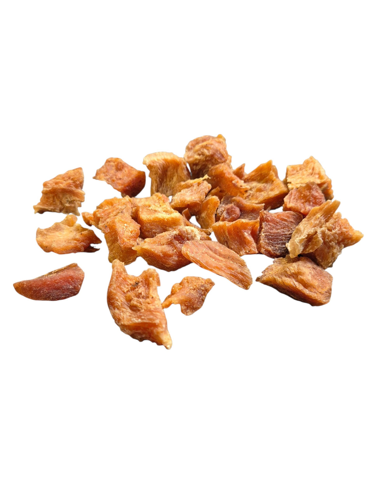 Natürliche, getrocknete Fleischwürfel von gourmetpfoten.de als gesunder Snack für Hunde auf weißem Hintergrund