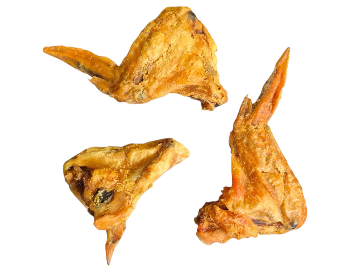 Drei getrocknete Hühnerflügel von gourmetpfoten.de als natürlicher und gesunder Kausnack für Hunde