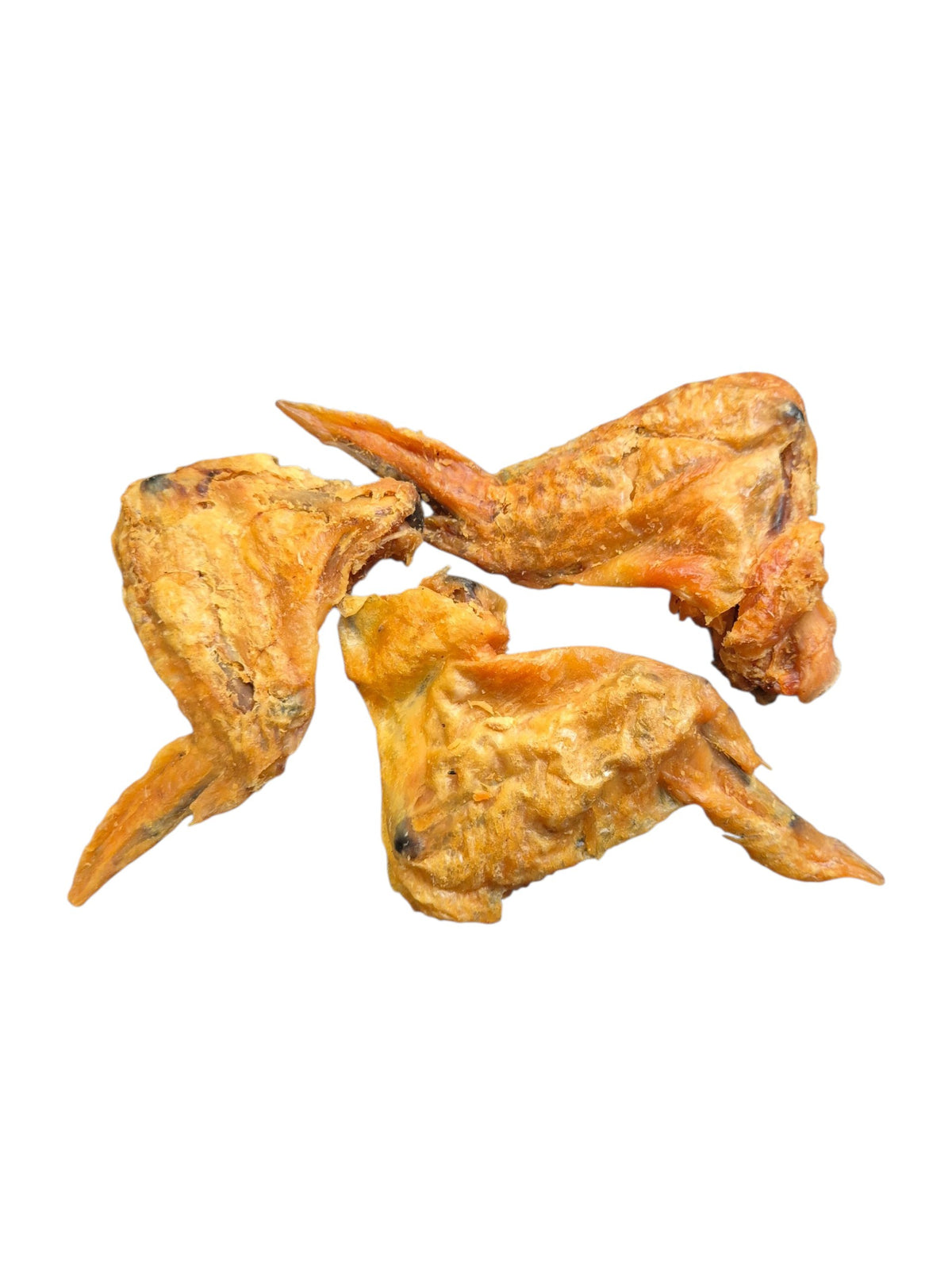 Drei getrocknete gourmetpfoten.de Hühnerflügel als natürlicher, proteinreicher Kausnack für Hunde auf weißem Hintergrund