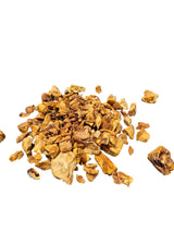gourmetpfoten.de getrocknete Ingwerstücke als naturbelassener Snack für Hunde auf weißem Hintergrund