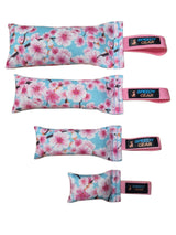 gourmetpfoten.de SPEEDY GEAR Zerrspielzeug für Hunde mit Kirschblüten-Muster auf Hellblau und rosa Handschlaufe