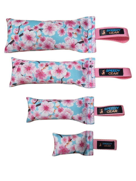 gourmetpfoten.de SPEEDY GEAR Zerrspielzeug für Hunde mit Kirschblüten-Muster auf Hellblau und rosa Handschlaufe