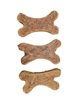 Drei knusprige gourmetpfoten.de Hundesnacks in brauner Knochenform auf weißem Hintergrund