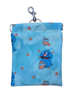 gourmetpfoten.de Leckerlibeutel in Blau mit Monster-Motiv und Keksen, aus robustem Textil mit praktischem Karabiner