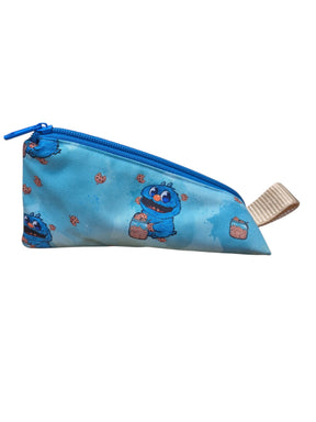 gourmetpfoten.de Leckerlibeutel in Blau mit Monster-Motiv und Keks-Details, dreieckiges Design mit Reißverschluss