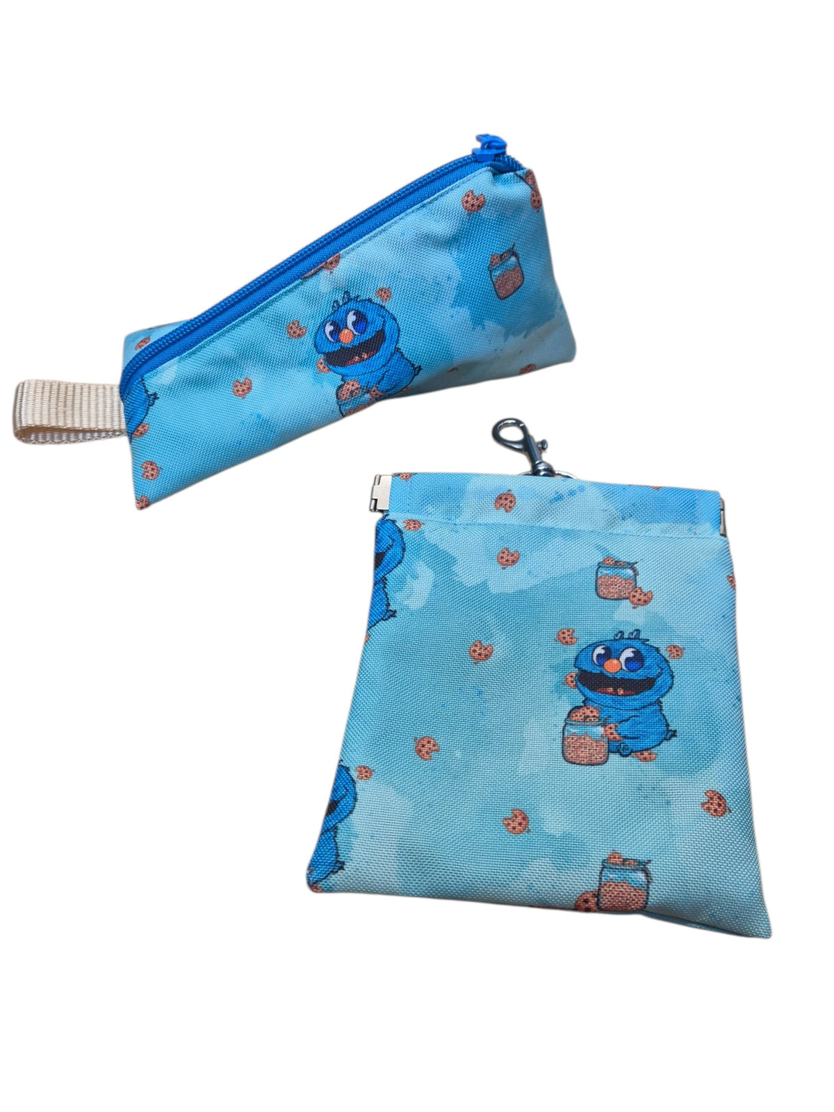 gourmetpfoten.de Leckerlibeutel in Blau mit Monster-Motiv und Keks-Details, inklusive Reißverschluss und Trageschlaufe