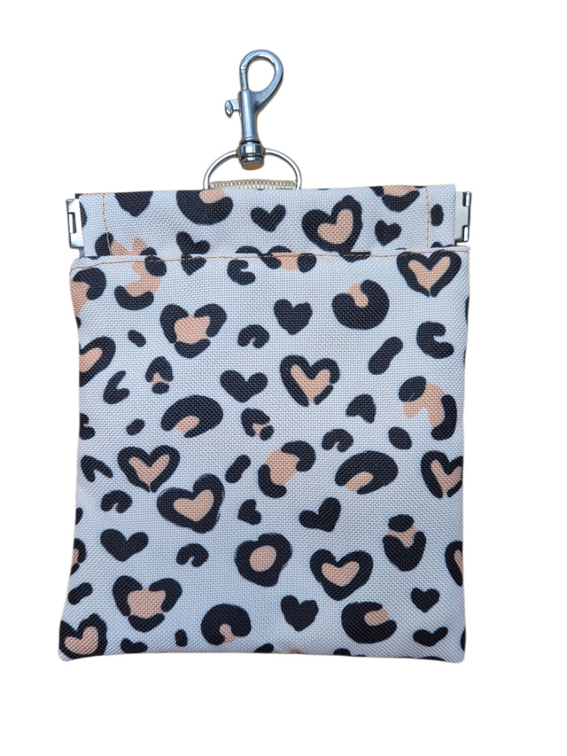 gourmetpfoten.de Leckerlibeutel mit Herz-Leopardenmuster in Beige und Schwarz, inklusive Metallkarabiner