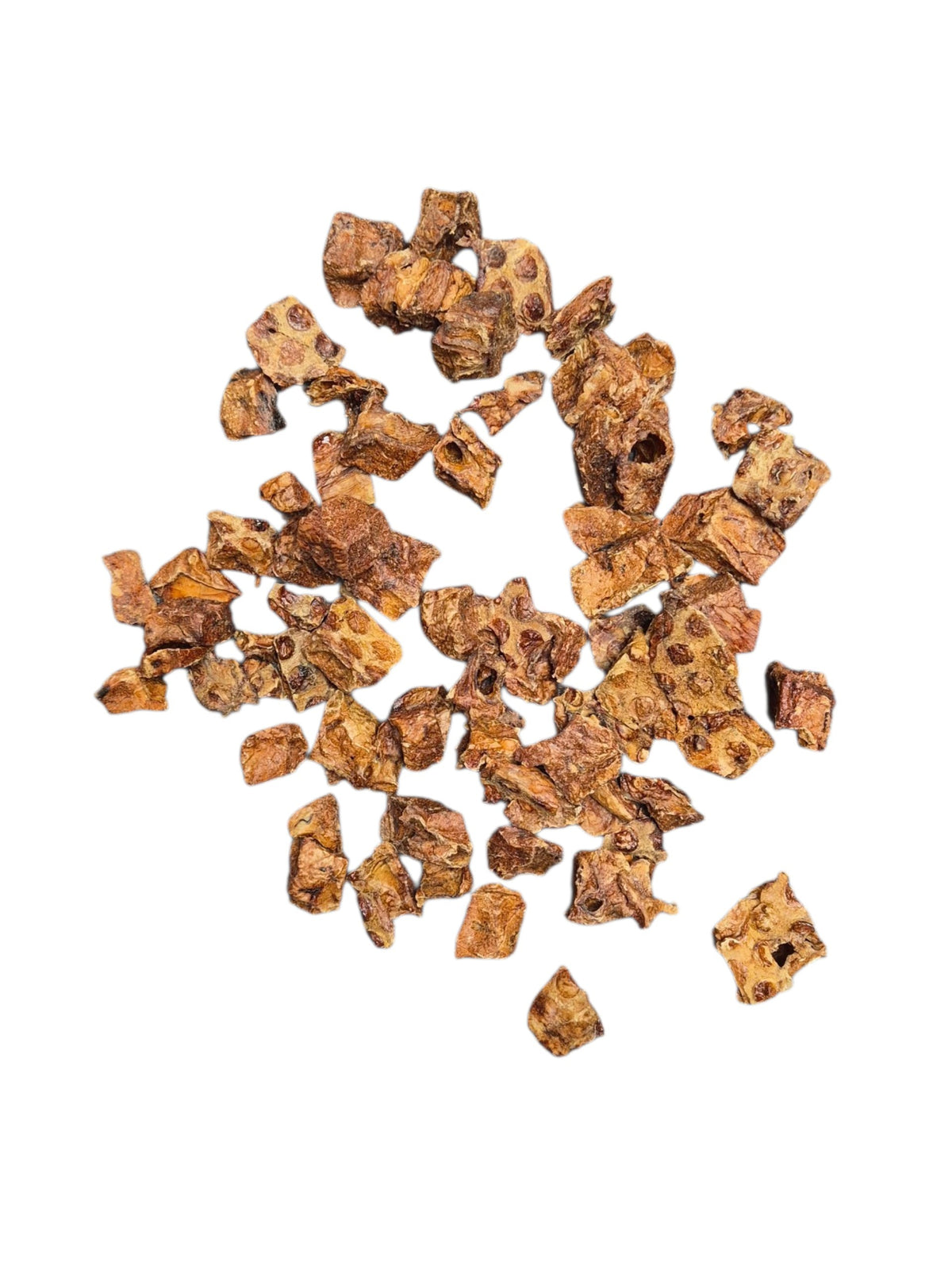 gourmetpfoten.de natürliche luftgetrocknete Fleischwürfel als gesunder Snack für Hunde auf weißem Hintergrund
