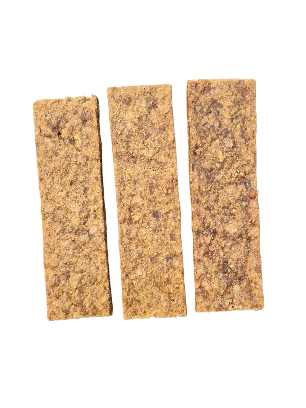 Drei natürliche gourmetpfoten.de Kausnacks in Streifenform für Hunde auf weißem Hintergrund