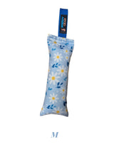 gourmetpfoten.de SPEEDY GEAR Beißkissen für Hunde mit hellblauem Gänseblümchen-Muster und blauer Handschlaufe