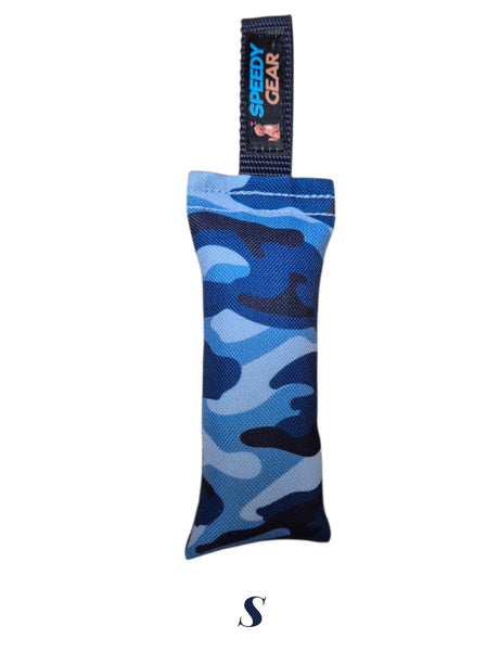 gourmetpfoten.de SPEEDY GEAR Beißwurst für Hunde in blauem Camouflage-Design mit robuster Schlaufe für Zerrspiele