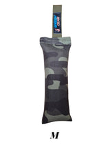 gourmetpfoten.de SPEEDY GEAR Beißwurst für Hunde in robustem Camouflage-Design mit praktischer Trageschlaufe