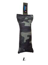gourmetpfoten.de SPEEDY GEAR Beißwurst in Camouflage-Optik mit robuster Schlaufe für Zerrspiele mit Hunden