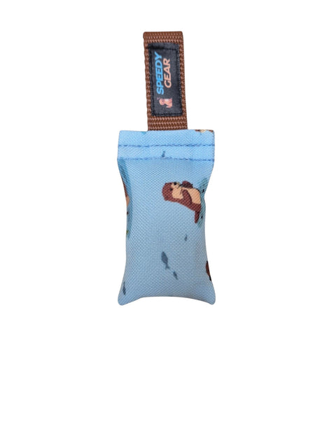 gourmetpfoten.de Speedy Gear Dummy Otter in Hellblau mit Fisch-Motiv und robuster Wurfschlaufe für Apportiertraining