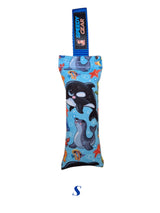 gourmetpfoten.de SPEEDY GEAR Zerrspielzeug für Hunde mit blauem Unterwassermotiv, Orca- und Robben-Print, Handschlaufe