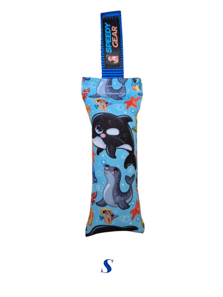 gourmetpfoten.de SPEEDY GEAR Zerrspielzeug für Hunde mit blauem Unterwassermotiv, Orca- und Robben-Print, Handschlaufe