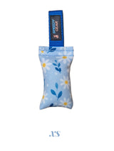 gourmetpfoten.de SPEEDY GEAR Zerrspielzeug in Hellblau mit Gänseblümchen-Muster und blauer Handschlaufe