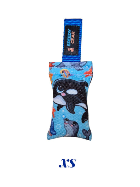 gourmetpfoten.de SPEEDY GEAR Zerrspielzeug für Hunde mit blauem Unterwassermotiv und praktischer Handschlaufe