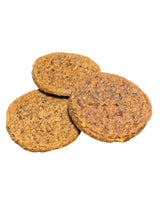Drei runde, goldbraune gourmetpfoten.de Vollkorn-Hundekekse mit rustikaler, körniger Textur auf weißem Hintergrund.