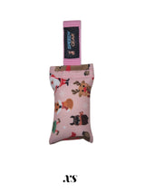 gourmetpfoten.de SPEEDY GEAR Zerrspielzeug für Hunde in Rosa mit weihnachtlichem Muster und praktischer Handschlaufe