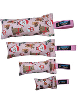 gourmetpfoten.de SPEEDY GEAR Zerrspielzeug für Hunde in Rosa mit weihnachtlichem Muster und praktischer Handschlaufe